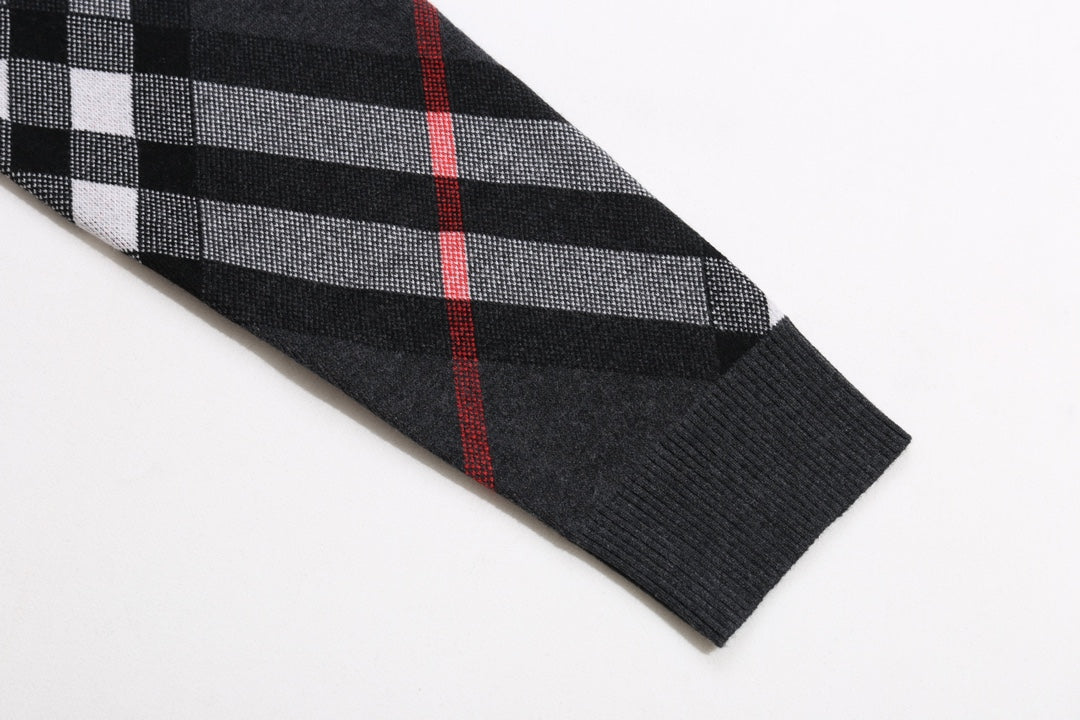 1014 Color-matching plaid zip-up sweater